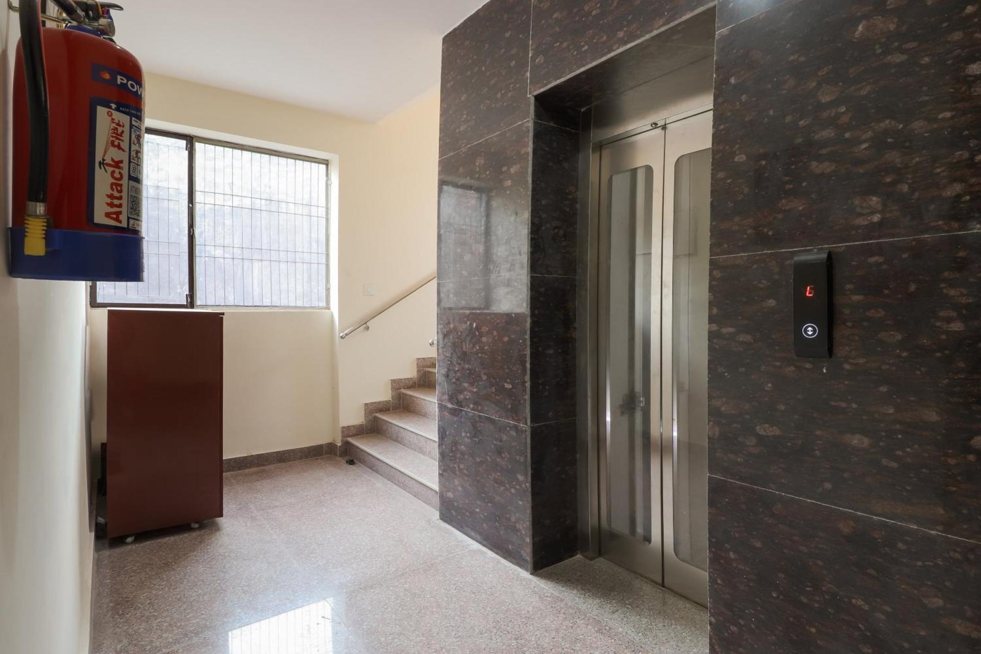 โอโย 75893 โฮเทล มหาราชา โกลด์ Hotel นิวเดลี ภายนอก รูปภาพ